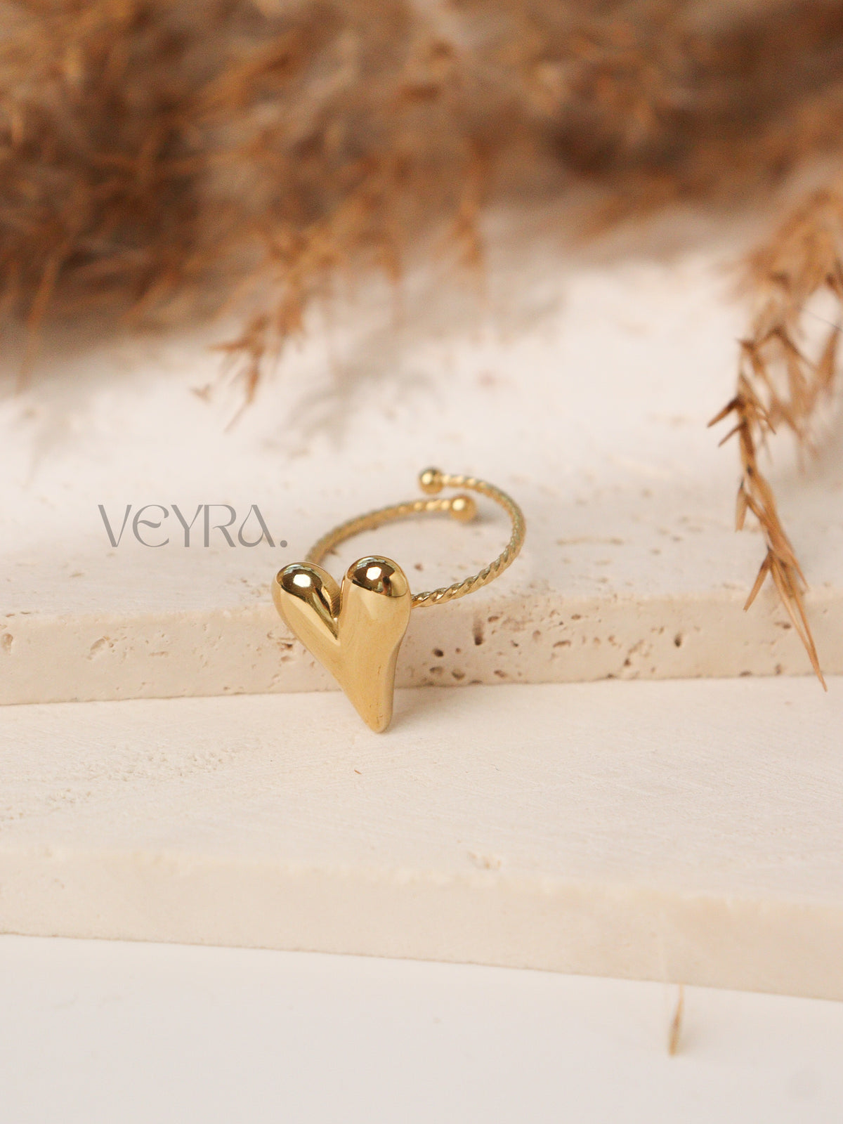 VALOURA HEART RING