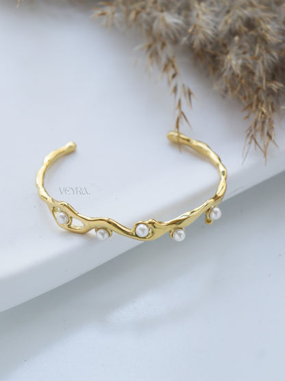 CYNARA PEARL CUFF BRACELET