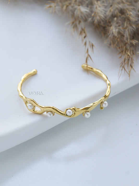 CYNARA PEARL CUFF BRACELET